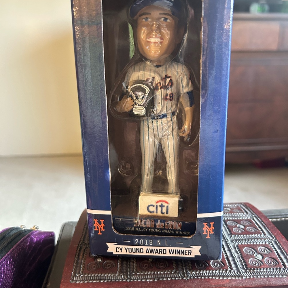NY Mets - Blue and White Baseball Bobblehead Display- Jason De Grom